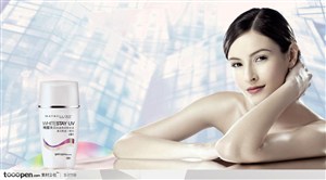 美容化妆保养品广告元素-趴在玻璃台上单手撑着头的外国美女