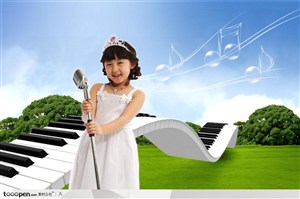 穿着白裙子拿着麦克风站在绿色草地上黑白琴键旁得小女孩