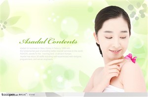 美容SPA健身保健-韩国美女肩膀上的粉色蝴蝶绿色背景