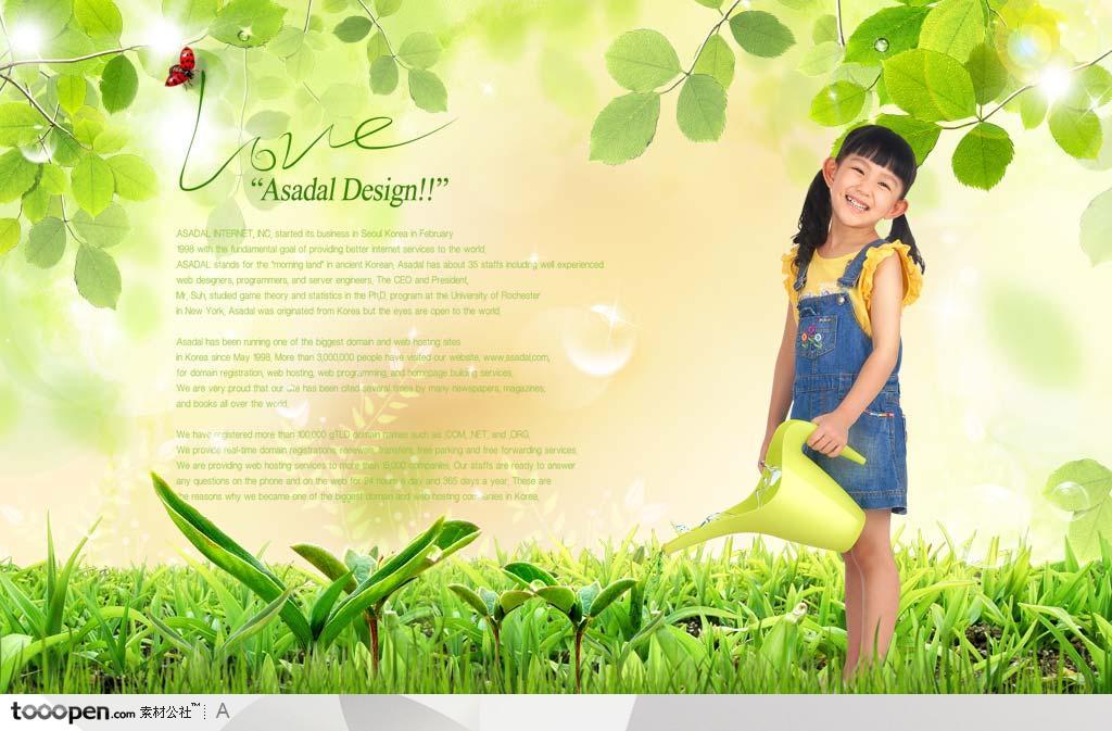 站在绿色草丛中拿着黄色水壶的小女孩
