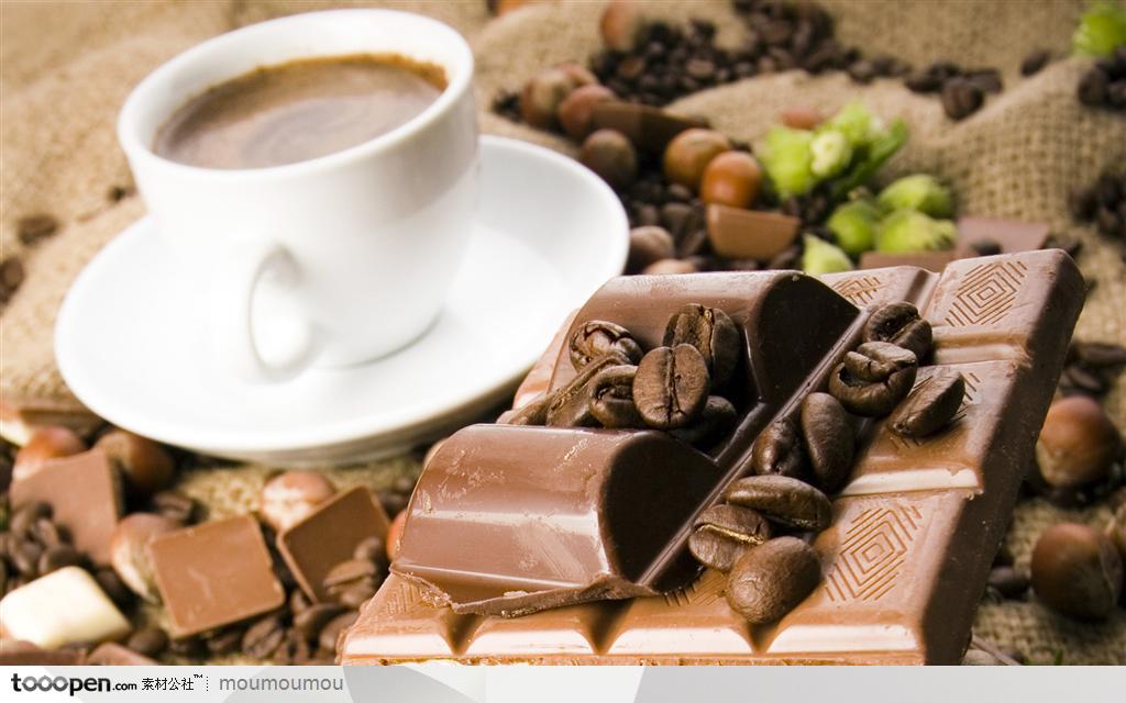 巧克力桌面壁纸-巧克力上的咖啡豆