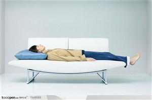 生活百态-躺在沙发上睡觉的男人