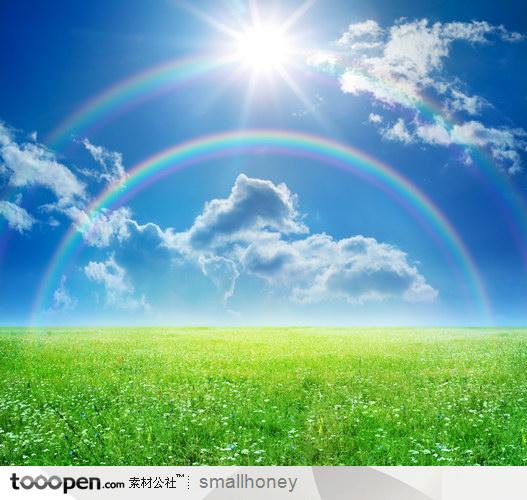 晴天里的天空云朵蓝天白云下的彩虹和草地