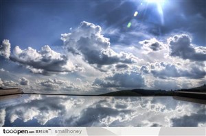 西藏上空天空云朵蓝天下的湖泊