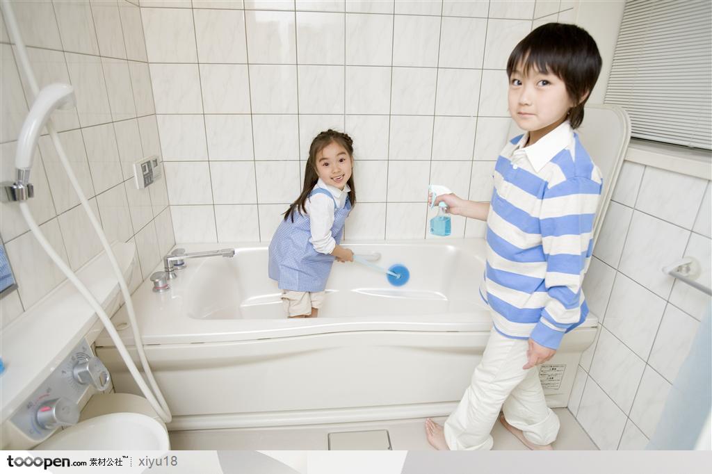 家庭教育-浴室内搞清洁俩小孩
