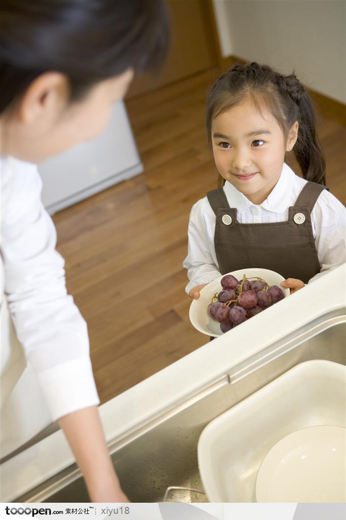 家庭教育-洗碗的母女
