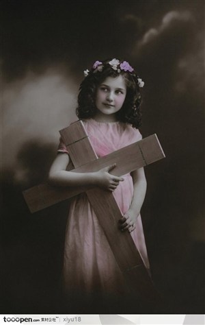 欧洲复古儿童影像-抱着十字架的小女孩