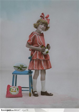 欧洲复古儿童影像-捧着玩具的小女孩
