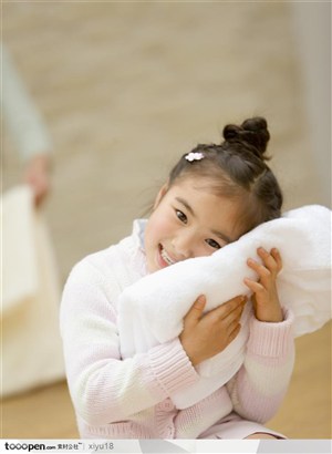 家庭教育-抱着毛巾的女孩