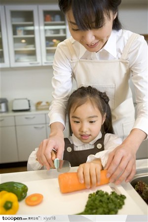 家庭教育-母亲教孩子切菜