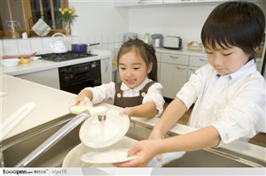 家庭教育-两个洗碗的小朋友