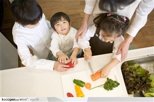 家庭教育-学习做菜的小朋友