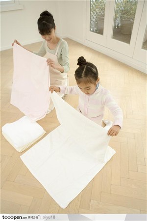 家庭教育-折叠毛巾的母子