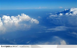 平视蓝天白云云彩云层自然风景图片素材