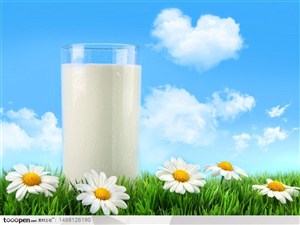 草原上蓝色天空下透明玻璃被里的纯牛奶