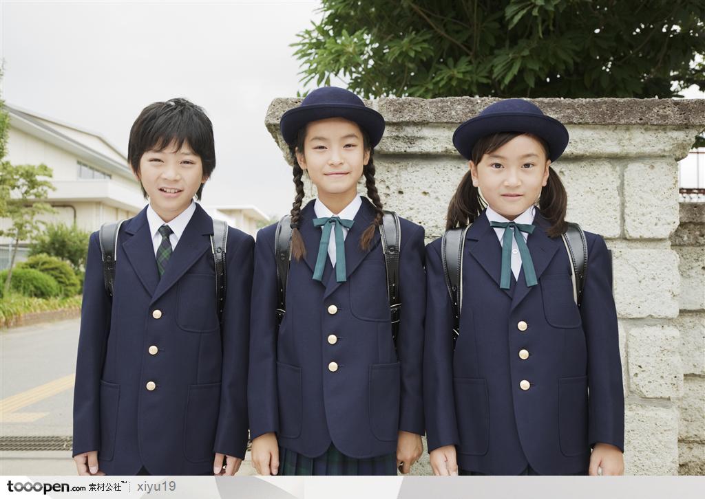 快乐教育-穿着校服的儿童