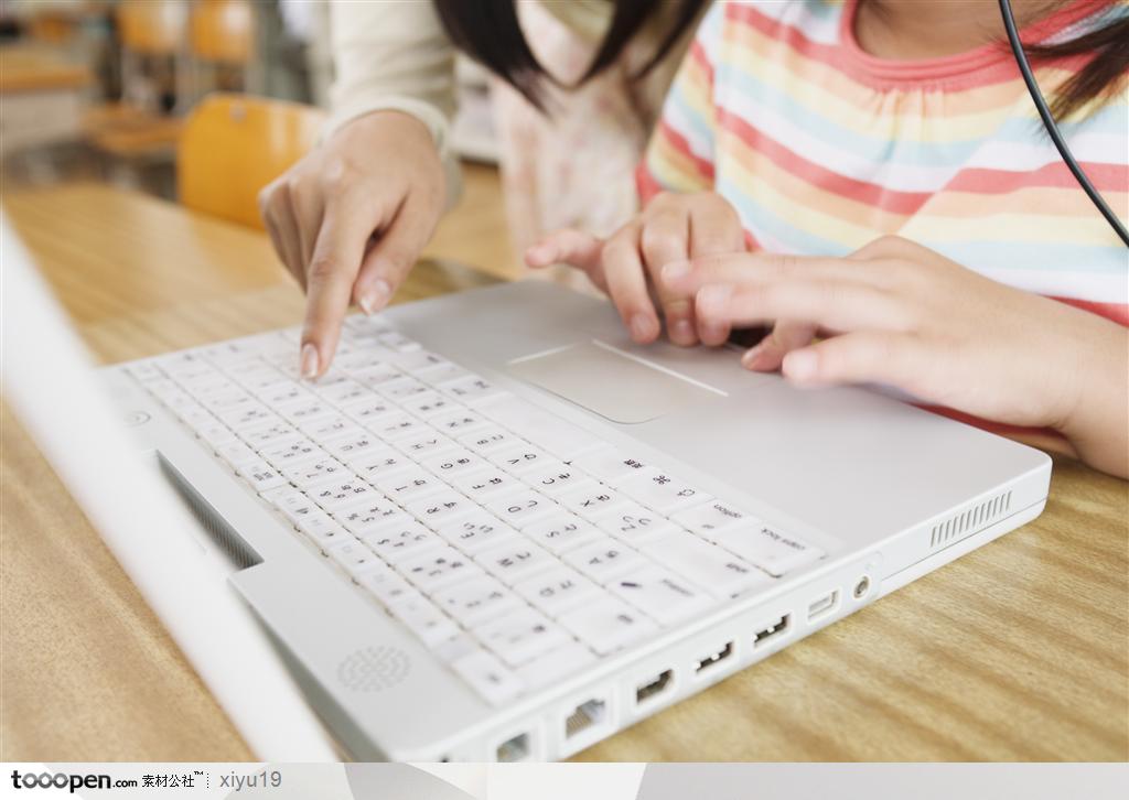 快乐教育-使用电脑的儿童