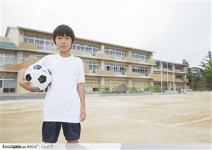 快乐教育-抱着足球的学生
