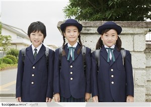 快乐教育-穿着校服的儿童