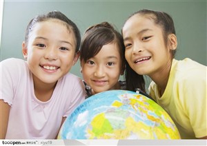 快乐教育-地球仪前的儿童