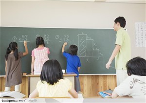 快乐教育-黑板上答题的儿童