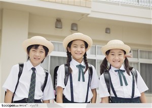 快乐教育-戴着帽子的三个学生
