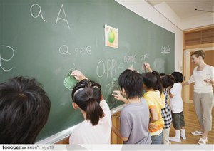 快乐教育-黑板下一排可爱的学生