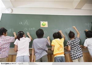 快乐教育-黑板上写字的学生