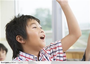 快乐教育-举手提问的儿童