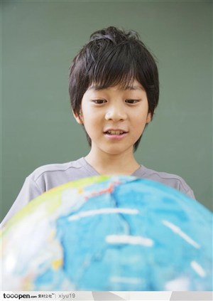快乐教育-看地球仪的学生