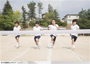 快乐教育-跑步的一群学生