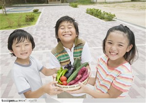 快乐教育-拿着蔬菜的学生