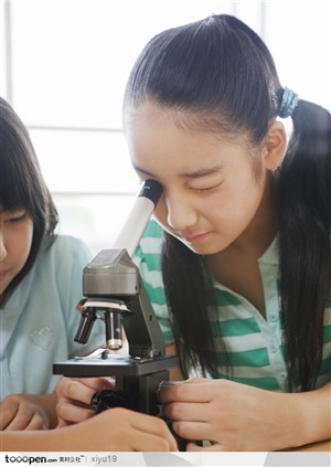 快乐教育-使用显微镜的女孩