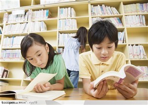 快乐教育-图书馆看书的学生