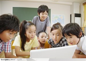 快乐教育-一起使用电脑的学生