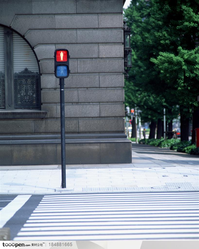 名胜建筑-人行横道斑马线前的红绿灯