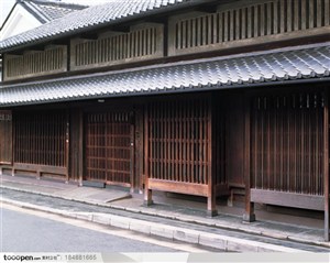 名胜建筑-日本马路边的木质老房子侧面特写