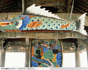 名胜建筑-寺庙古老的鱼吉祥物及龙纹鼓