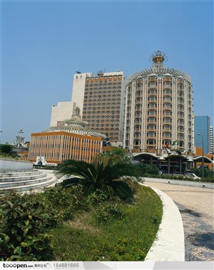 名胜建筑-广场边的圆形酒店建筑裙