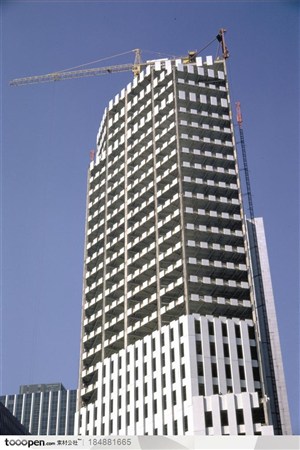 名胜建筑-架着塔吊的办公室大楼正在施工中