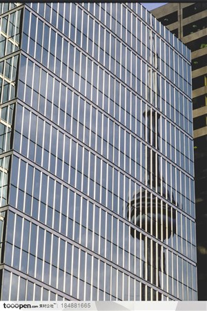 名胜建筑-玻璃幕墙局部特写影射出尖塔顶部