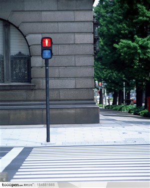名胜建筑-人行横道斑马线前的红绿灯