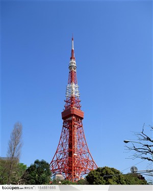 名胜建筑-城市公园绿地后面的红色铁塔东京铁塔