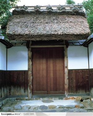 名胜建筑-日式茅草屋顶的实木入户门