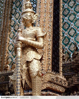名胜建筑-泰国手拿神器人物金色雕塑特写