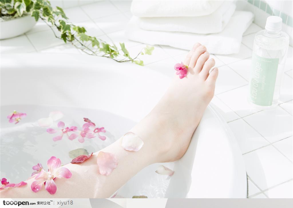 女性休闲-浴缸中的美腿