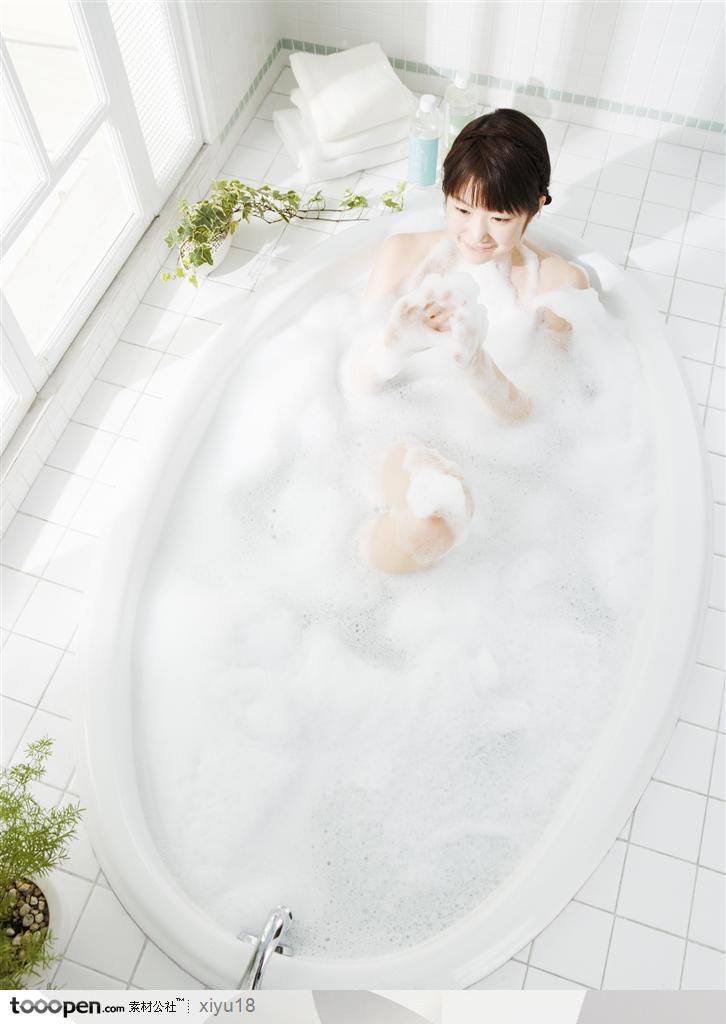 女性休闲-躺着浴缸中的美女
