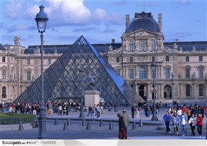 古建筑-广场上三角形玻璃房子罗浮宫玻璃金字塔