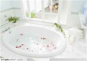 女性休闲-漂着花瓣的浴缸