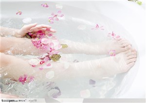 女性休闲-浴缸中的双脚